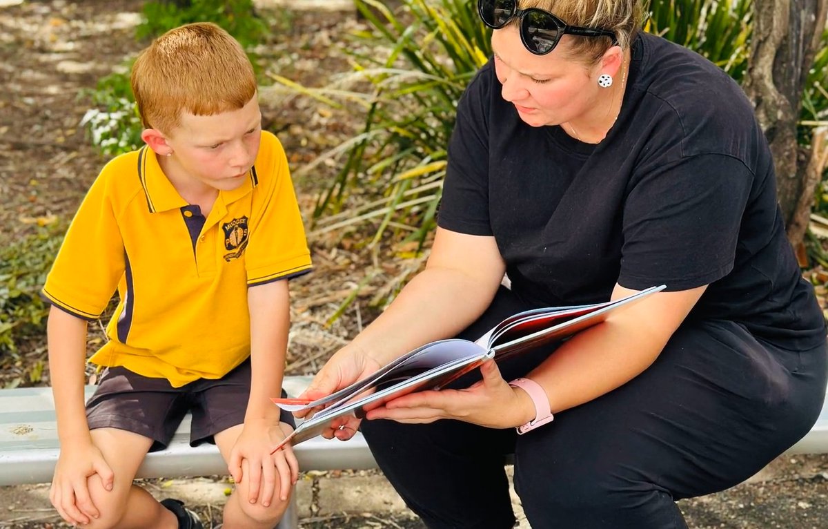 Students, families and teachers enjoy a 'yarn and a cuppa' at <a href="/MudgeePS/">Mudgee Public School</a>, sharing food, music and art whilst discussing the children's goals. 
Watch their video here: mudgee.storylines.com.au/2024/09/24/yar…
#PLP #goalsetting