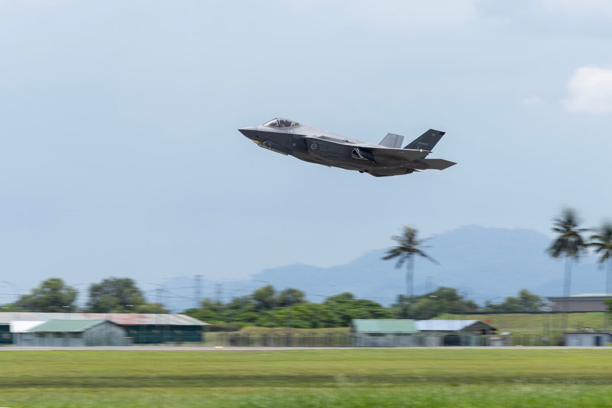 ADFinMalaysia's tweet photo. Theyโre back! @AusAirForce F-35A Lightning II aircraft are back in Malaysia flying side-by-side @tudm_rasmi for Exercise Elangaroo 24. Itโs bilateral exercises like this that strengthen our deep defence partnership, improve our interoperability and build our readiness! #MAJDP https://t.co/UUxwADg0gK