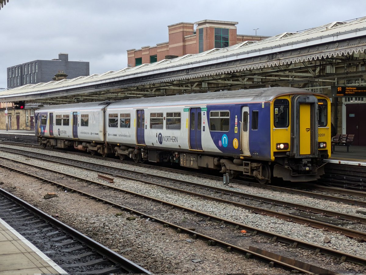 SteelCityDog_'s tweet image. First of the /2s, 150201 is ready to rock and roll on the 0954 @northernassist service to Cleethorpes via Brigg. #class150 #sheffield