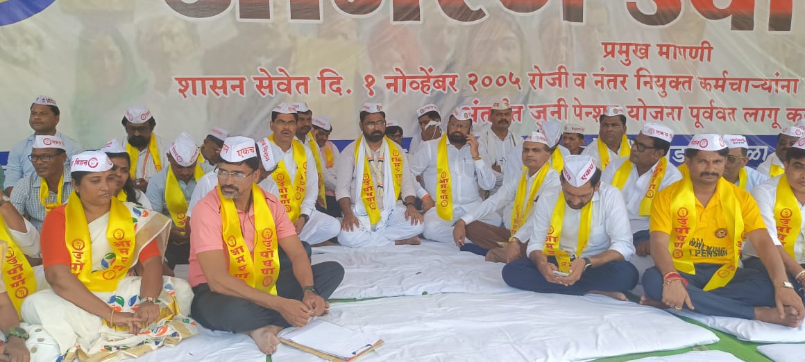 महात्मा गांधी आणि डॉ बाबासाहेब आंबेडकर यांच्या पुतळ्याला वंदन करून वर्धा येथे महाराष्ट्र राज्य जुनी पेन्शन संघटनेचे राज्याध्यक्ष वितेश खांडेकर आणि सहकाऱ्यांचे #जुनी_पेन्शन_आमरण_उपोषण ला सुरुवात.
#NoUPS_NoGPS_OnlyOPS <a href="/mieknathshinde/">Eknath Shinde - एकनाथ शिंदे</a> #पुरानी_पेन्शन 
<a href="/lokmat/">Lokmat</a> #GandhiJayanthi