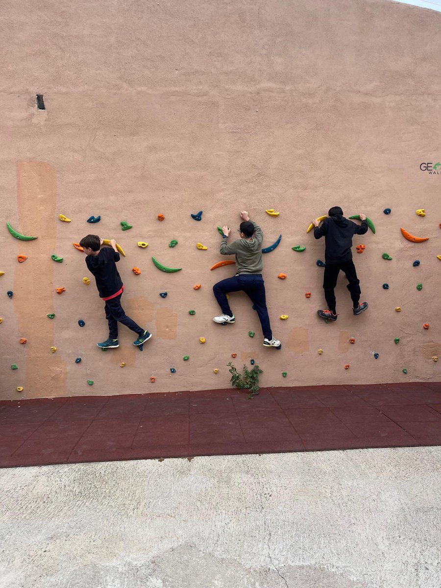 A 1r d’ESO vam bufar espelmes abans d’anar a dormir i hem començat el dia amb un bon esmorzar i aire pur de la Cerdanya. Comencem amb les activitats del matí!