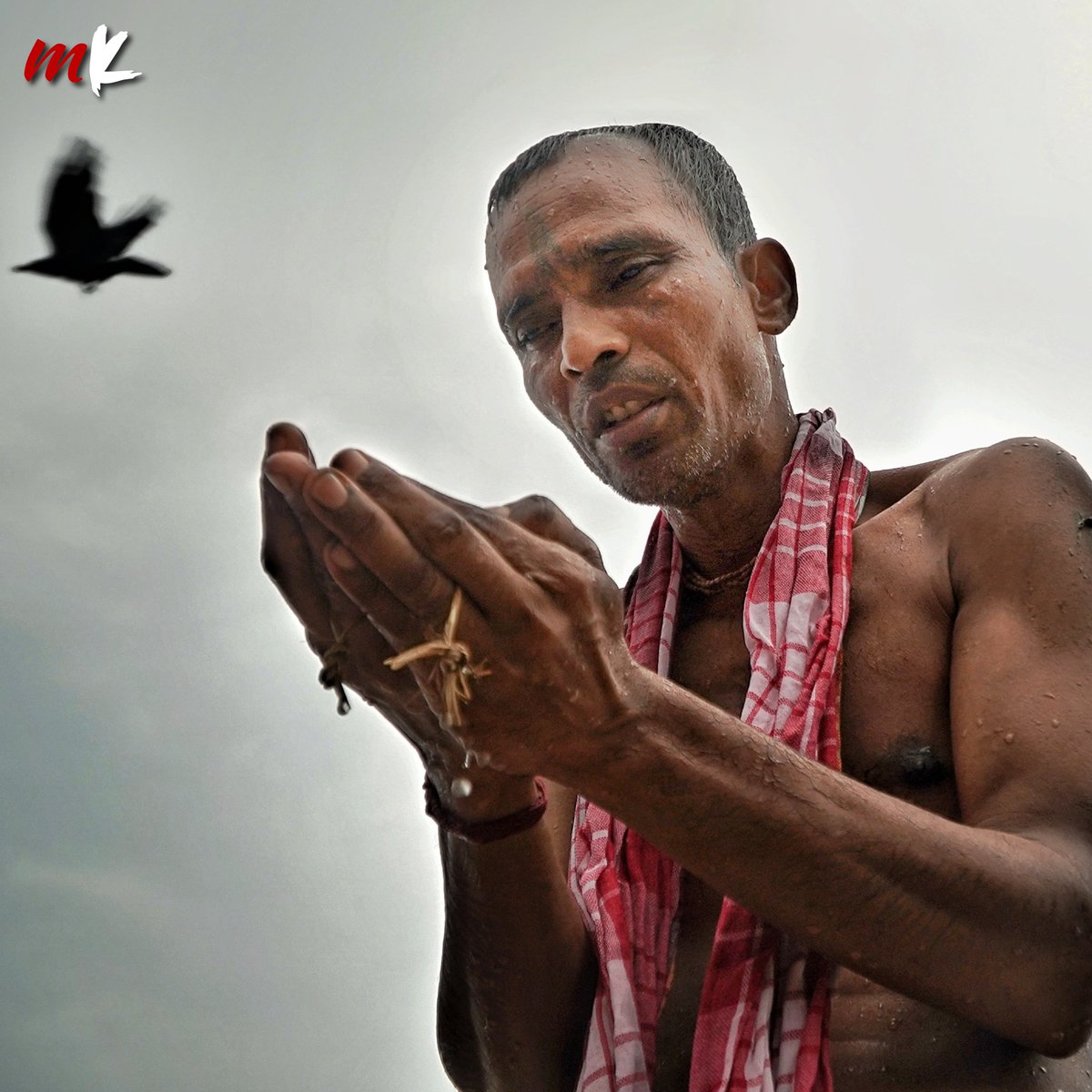 TT_My_Kolkata's tweet photo. #InPics: Kolkatans gathered at the Hooghly ghats for the Mahalaya morning ritual of offering ‘tarpan’.

See more: https://t.co/wzE7l8QJJy

#Mahalaya #Devipaksha #DurgaPuja2024 #DurgaPuja #Hooghly #Babughat #Tarpan #MahalayaRituals #MahalayaTraditions #KolkataGhats #Kolkata https://t.co/O7cCLn4cbl