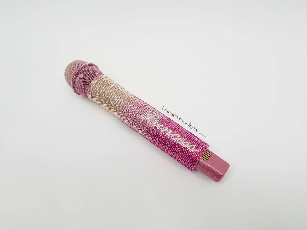 Jangwonyoung_CN's tweet photo. 𝐖𝐎𝐍𝐘𝐎𝐔𝐍𝐆'𝐒 𝐍𝐄𝐖 𝐇𝐀𝐍𝐃𝐌𝐈𝐂

Model: SHURE KSM9, gold-pink with full Swarovski diamonds,designed by wonyoung.
This gift is the collaboration of Vietnamese fans (@bdbv_jwyvn) and Chinese fans.

#아이브 #IVE
#장원영 #원영 #ウォニョン #JANGWONYOUNG #WONYOUNG https://t.co/JXWkUTgTcM