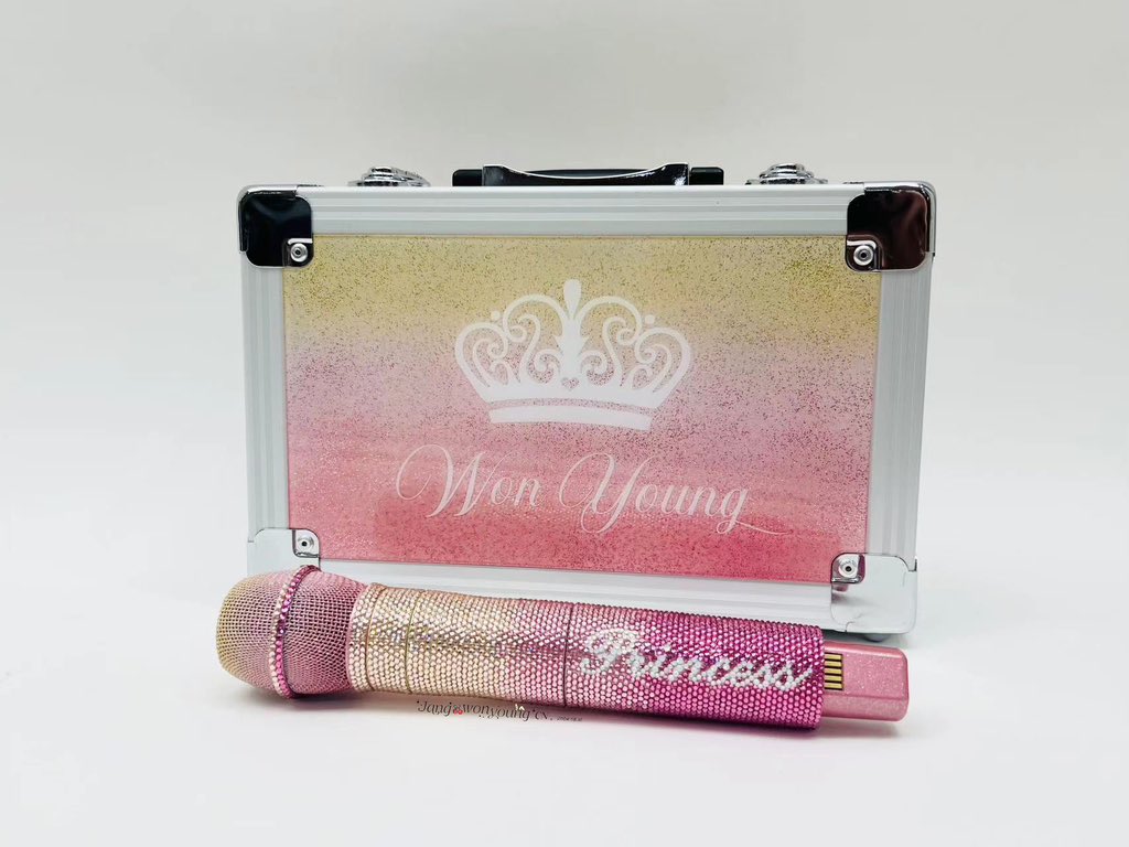 Jangwonyoung_CN's tweet photo. 𝐖𝐎𝐍𝐘𝐎𝐔𝐍𝐆'𝐒 𝐍𝐄𝐖 𝐇𝐀𝐍𝐃𝐌𝐈𝐂

Model: SHURE KSM9, gold-pink with full Swarovski diamonds,designed by wonyoung.
This gift is the collaboration of Vietnamese fans (@bdbv_jwyvn) and Chinese fans.

#아이브 #IVE
#장원영 #원영 #ウォニョン #JANGWONYOUNG #WONYOUNG https://t.co/JXWkUTgTcM