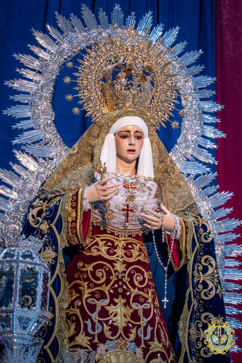 ➡️ En sus sienes, porta corona de plata sobredorada, cedida por la Hermandad de Ferroviarios de la Roda. <a href="/HdadFerroRoda/">Hdad. Ferroviarios La Roda de Andalucía</a>.

➡️ Luce también ráfagas de plata, cedida por la Hermandad de la Virgen de Gracia, Patrona de Gelves. <a href="/HdadSra/">Hdad. Ntra. Sra. de Gracia de Gelves (Sevilla)</a>.