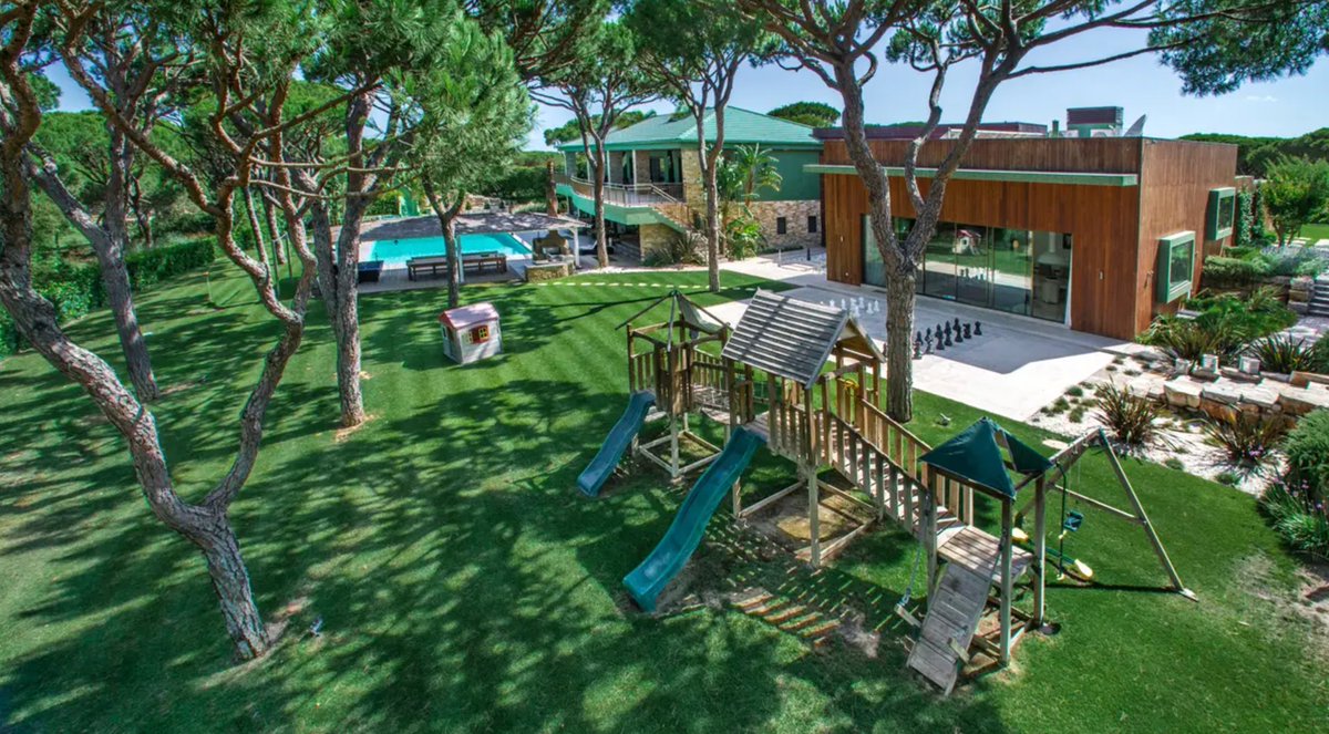 Create unforgettable family moments in the #Algarve’s most exclusive setting in the coveted Pinhal Velho resort, #Vilamoura. Enjoy a stunning pool, children’s play areas, and opulent interiors featuring a private cinema, gym, and lavish spa. 

For more: edgeretreats.com/portugal/algar…