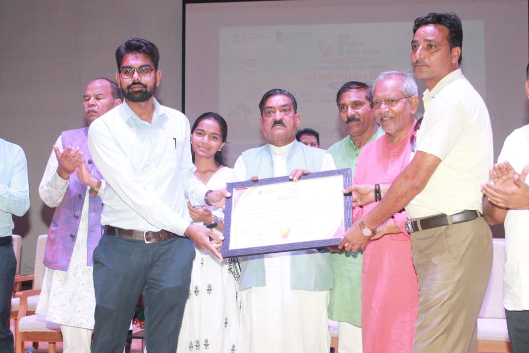 આજરોજ જિલ્લાની ત્રણ ગ્રામ પંચાયતો જે સ્વચ્છતા લક્ષિત એકમ ને શ્રેષ્ઠ રીતે રૂપાંતરિત કરી તેઓએ સ્વચ્છ અને સ્વસ્થ ભારતના વિઝનમાં યોગદાન આપેલ છે. આ અનુકરણીય શ્રેષ્ઠ સિદ્ધિ બદલ પ્રમાણપત્ર આપી સન્માનિત કર્યા.
#10YearsOfSwachhBharat 
#SBD2024 
#SHS2024 
#SHSGujarat2024 
#SBMRGujarat