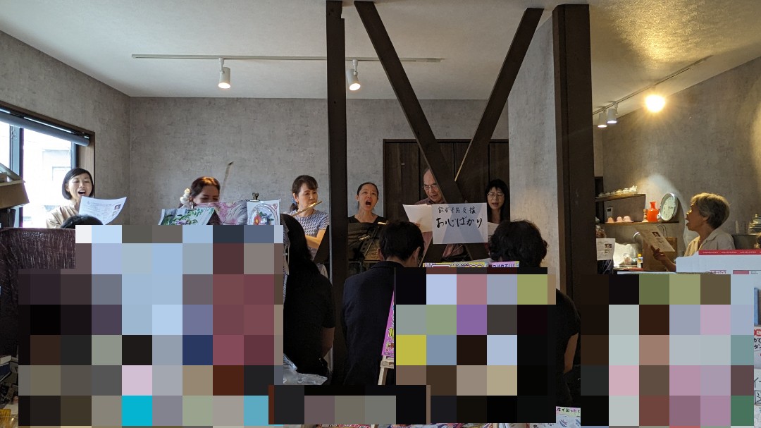 9/29（日）は、午後から京都市伏見区の #文星堂 書店で開かれた、
朗読と弦楽器とピアノ演奏のクラシックコンサートに行ってきました。
書店内にピアノがあり舞台照明もあるんです✨
アットホームな雰囲気の中
つじ先生 <a href="/tsujiakemi98/">栞</a> の朗読と
上品なクラシック演奏の調べが
とても心地良かったです🎶