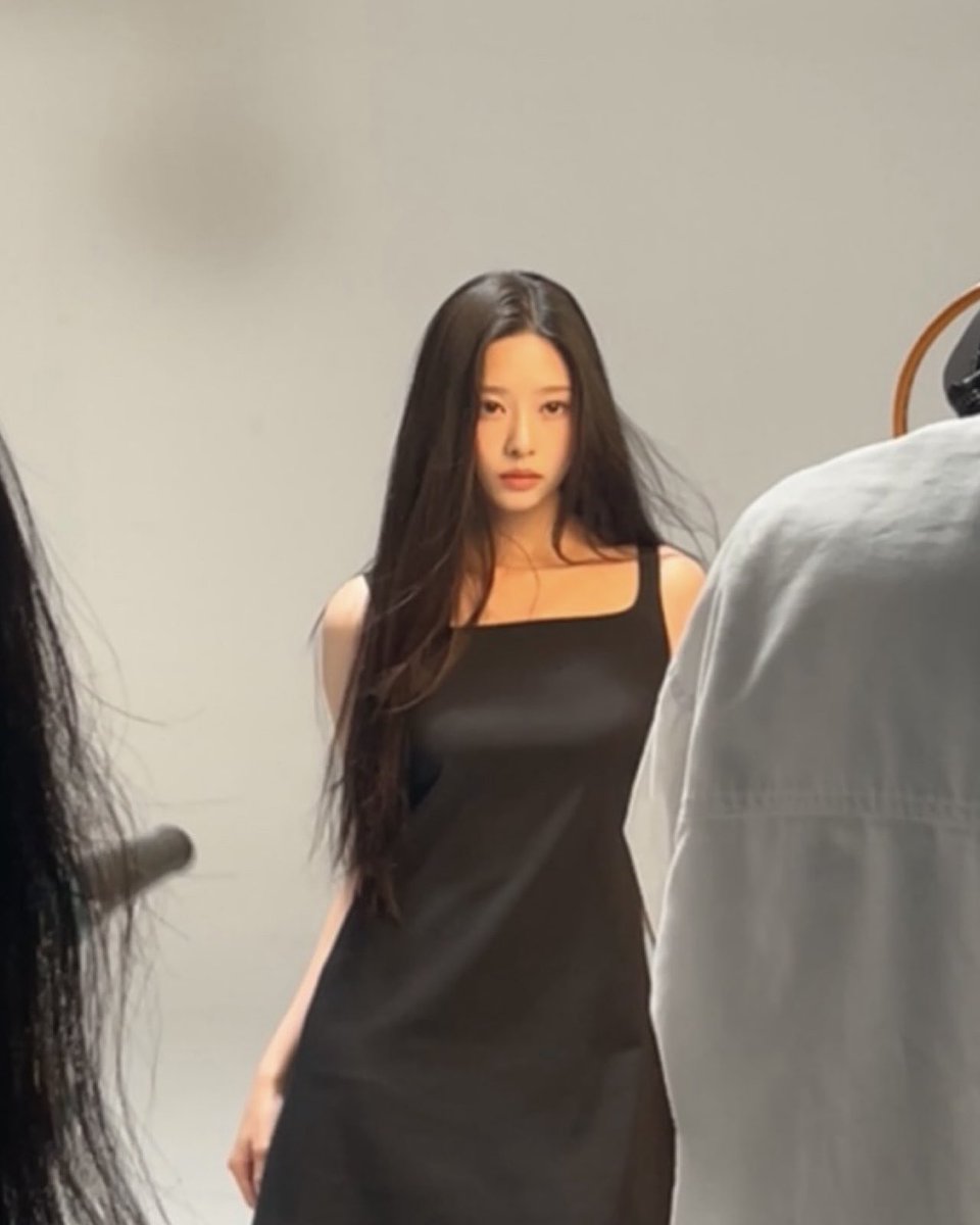 Kim Minju look so fine with her hair and that simple black dress😫