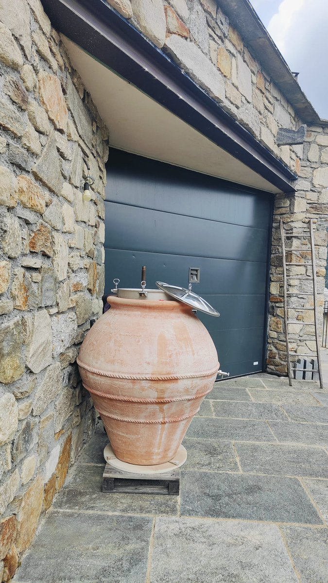 ArtenovaInfo's tweet photo. Here we are in #Valchiavenna, Lombardy, in the cellar of 𝙛𝙖𝙢𝙞𝙜𝙡𝙞𝙖 𝙃𝙚𝙧𝙢𝙖𝙪. From the #amphorae of 𝘼𝙧𝙩𝙚𝙣𝙤𝙫𝙖, the #amphora wine of Maurizio Hermau is concieved #terracotta #wine  @oray_wine @EricaAndersonV @lapprentisommel https://t.co/iIPHJ6OreQ
