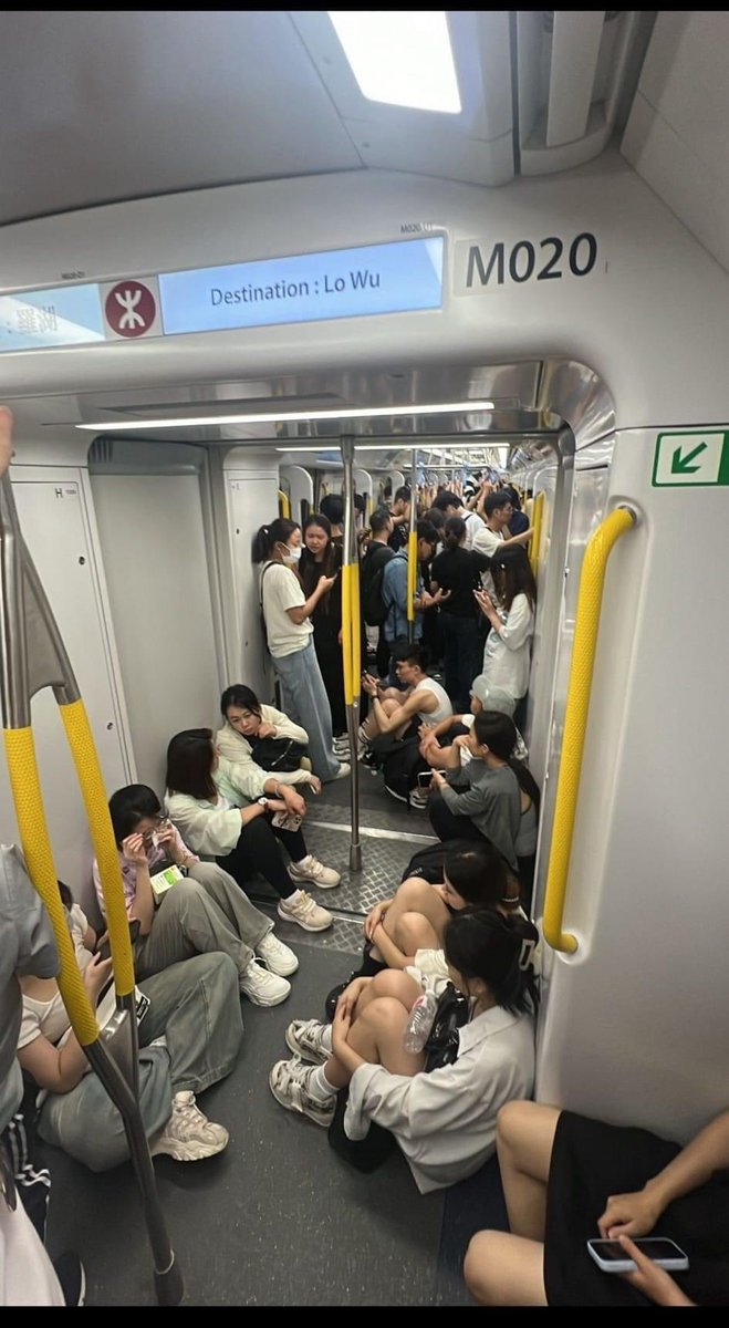 Samhon852's tweet photo. 睇完即走，水都自己帶，唔會消費！原本可以企廿幾人嘅空間，而家坐得幾個！完善腥講 https://t.co/3RTn1YSxwn