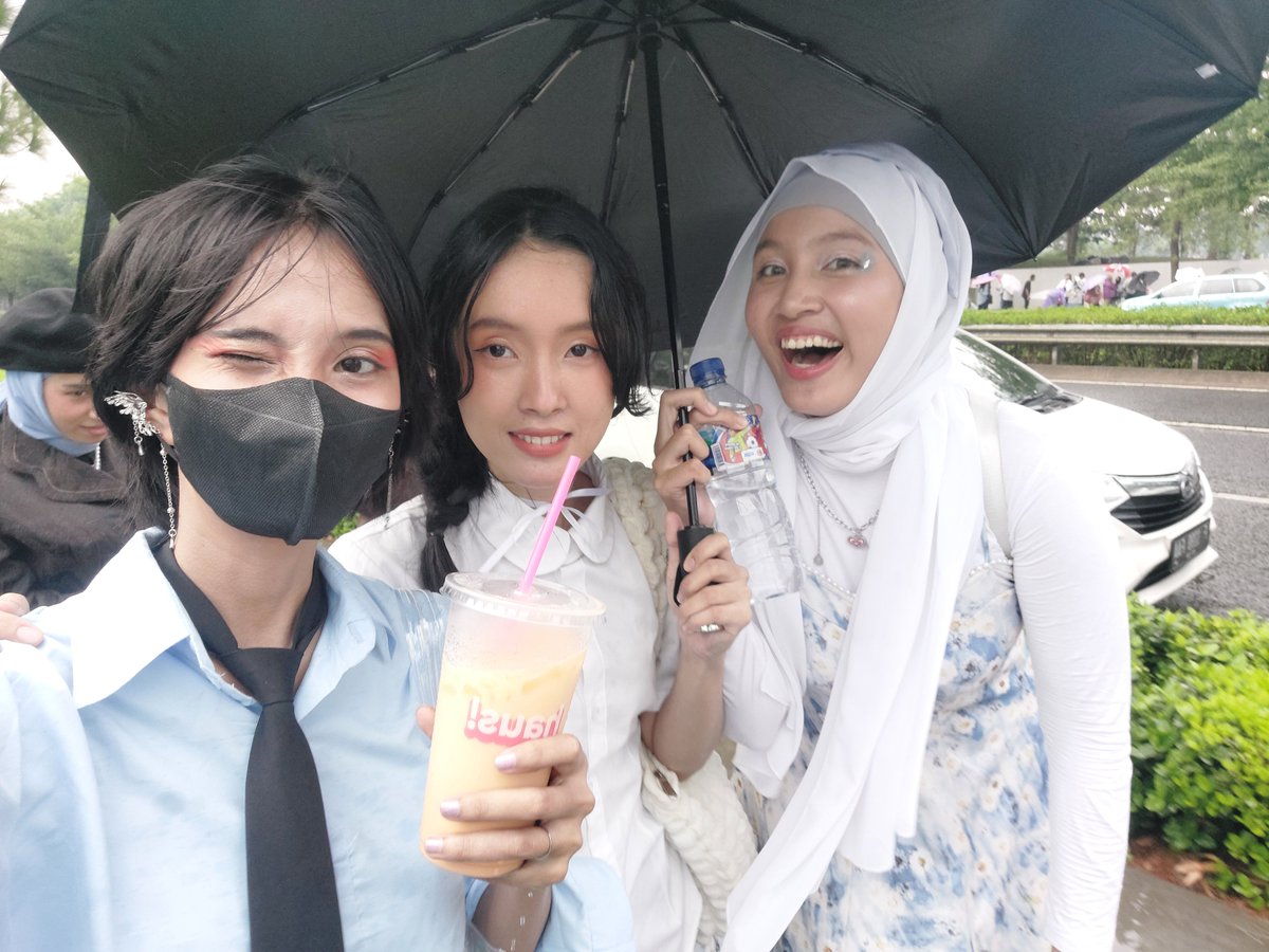 xanthiclemon's tweet photo. 😭😭😭 wkwkkwkkkwkw di bawah payoeng hitamb @beautyunful @tyunneeng ☔🌨️ https://t.co/FclrXVuo9P