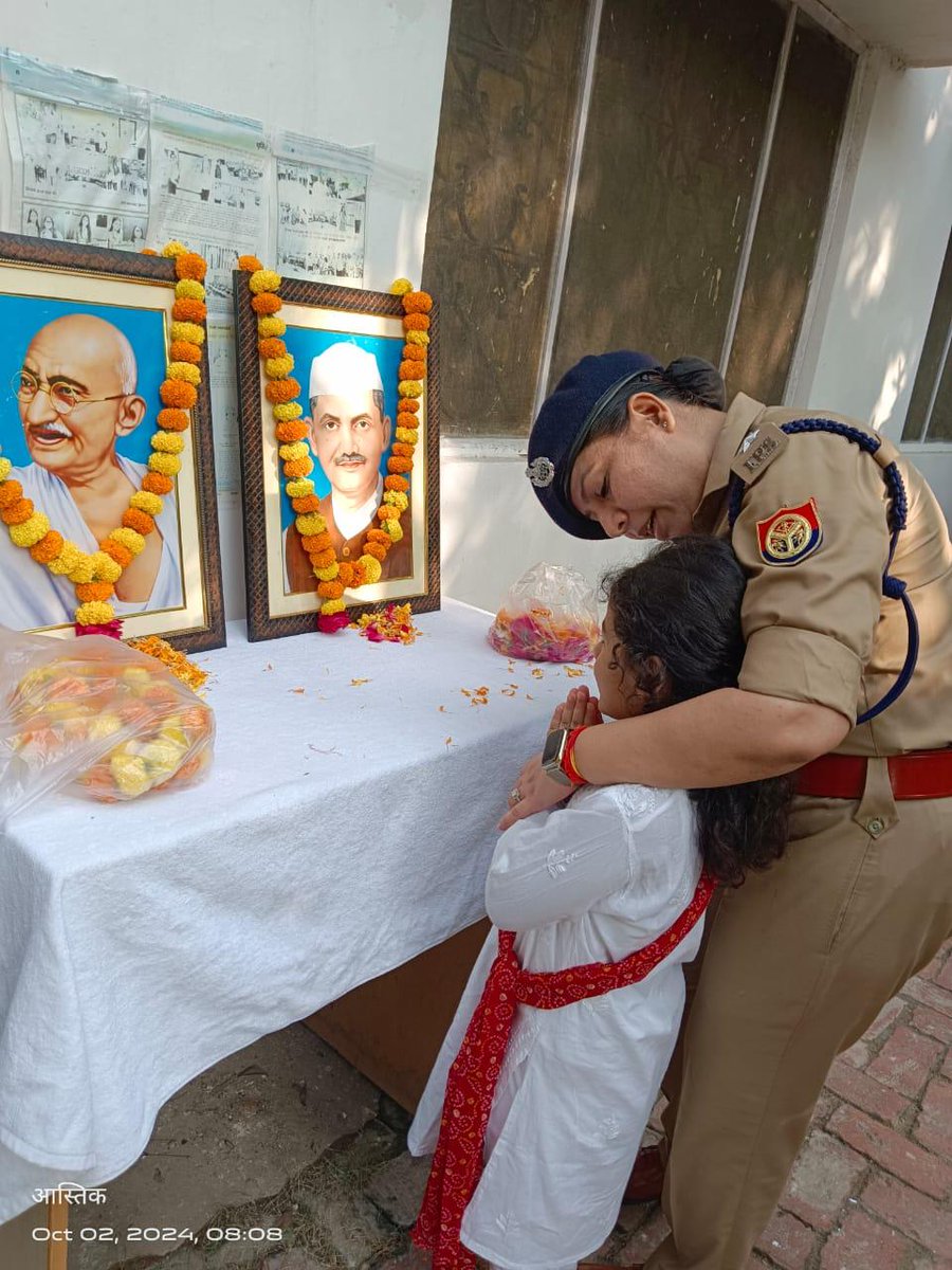 #DCPCAW <a href="/IPSAparnaGupta/">Aparna Gupta</a> द्वारा राष्ट्रपिता महात्मा गांधी जी की 155वी जयंती व पूर्व PM,भारतरत्न लालबहादुर शास्त्री जी की जयंती पर माल्यार्पण/पुष्पांजलि का कार्यक्रम संपन्न कर संक्षिप्त परिचय,देश के प्रति निष्ठा, सांस्कृतिक परम्परा/सदभाव का परिचय देते हुए अधि./कर्म. को निर्देश दिए