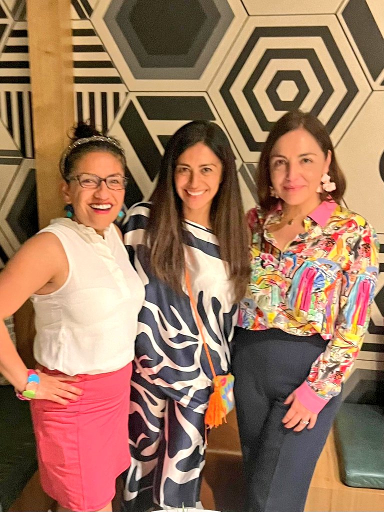 Impromptu drinks with 2 Latina trailblazers in VC: Laura Lucas from L'Attitude &amp; <a href="/LiMaydon/">Laura I Maydón</a> from Ascendo! 👩🏽‍🎤