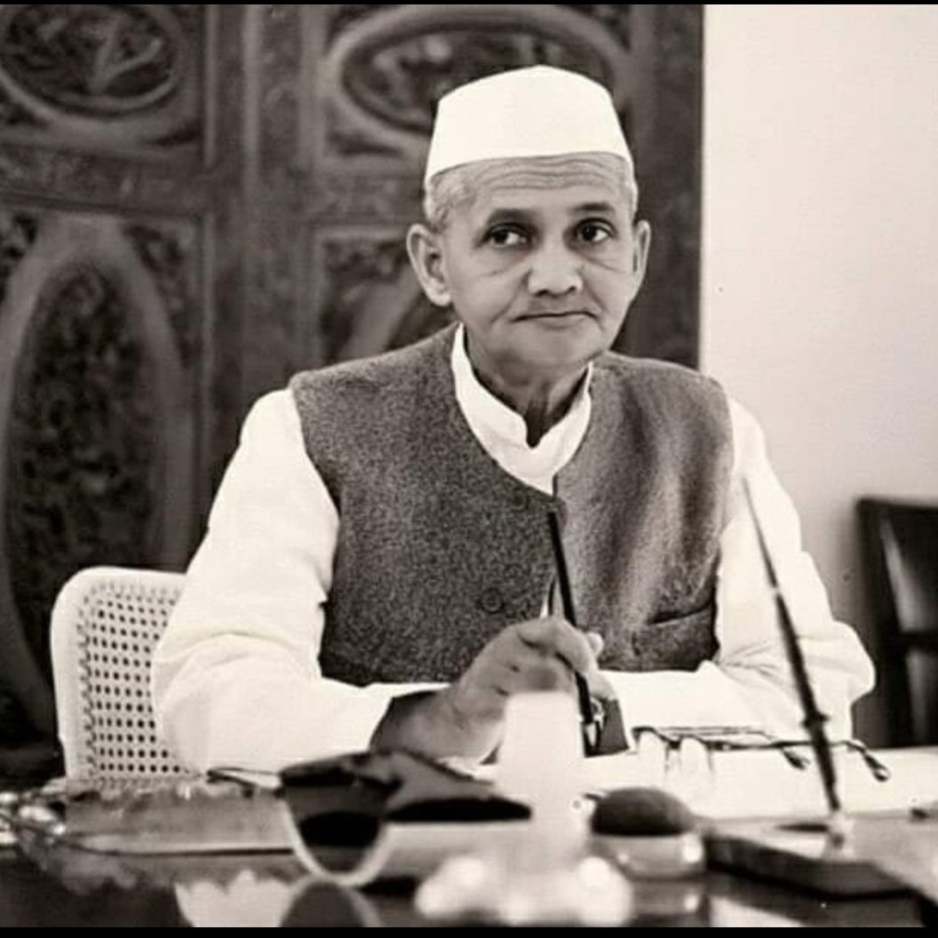 LLipsha's tweet photo. Commemorating our 2nd Prime Minister of India #LalBahadurShastri ji on his 120th Birth Anniversary..
 A great leader embellished with Integrity, Competence, Modesty, Enthusiasm , Resilience ; played an indispensable role in shaping India's post independence.. https://t.co/YSljavx9vN