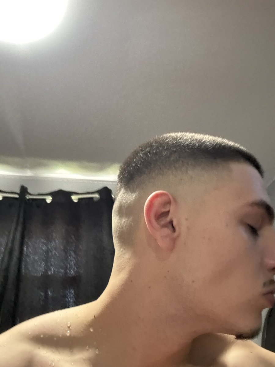 unknown122240's tweet photo. Who wanna pay for my next haircut https://t.co/nvIBfYcBOg