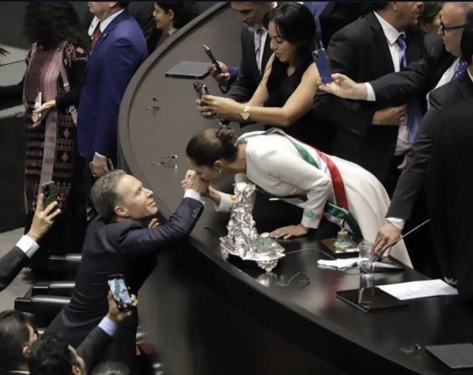 AlanAdameMX's tweet photo. 🔴|| Qué lamentable escena:

❌La primera presidenta besándole la mano a un hombre.

❌No a cualquier hombre, a uno que representa a un partido corrupto, el de los sobres amarillos, el que calló frente al derribo de 8 millones de árboles y q es el más acomodaticio y sin ética. https://t.co/NdmlAUpMjV