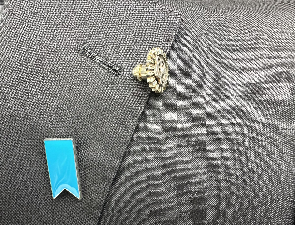 nishidakaoru's tweet image. 先程、私の辞職願が本会議で了承（許可）されたと聞きました。府議会議員として18年、先輩や同期、後輩とアツい仲間に囲まれて充実した府議会議員人生でした。本当にありがとうございました。

初当選の時、故西口勇先生からいただき18年間付けていた議員バッチを外しました。…
