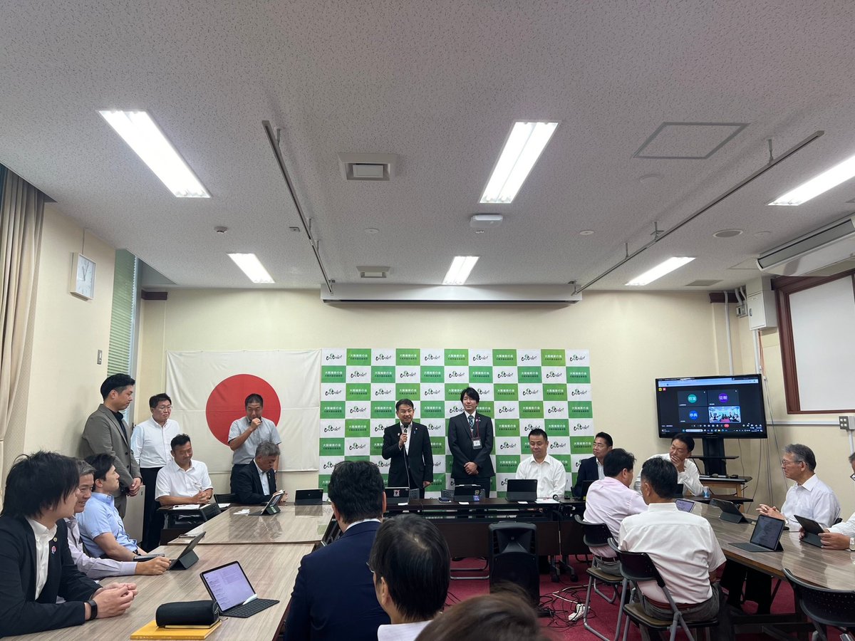 nishidakaoru's tweet image. 先程、私の辞職願が本会議で了承（許可）されたと聞きました。府議会議員として18年、先輩や同期、後輩とアツい仲間に囲まれて充実した府議会議員人生でした。本当にありがとうございました。

初当選の時、故西口勇先生からいただき18年間付けていた議員バッチを外しました。…