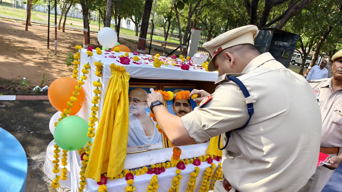 mahobapolice's tweet image. राष्ट्रपिता महात्मा गांधी एवं पूर्व प्रधानमंत्री लालबहादुर शास्त्री जी की जयंती के शुभ अवसर पर #SPMAHOBA श्री पलाश बंसल द्वारा दोनो महापुरुषों के चित्रों का अनावरण कर माल्यार्पण कर सलामी दी गई।
🇮🇳पुलिसकर्मियों को महापुरुषों के आदर्शों का उद्बोधन कर राष्ट्र की एकता/अखण्डता की शपथ…