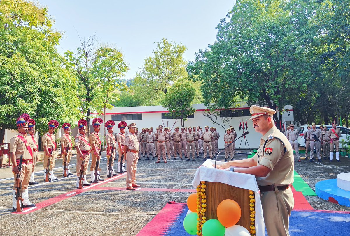 mahobapolice's tweet image. राष्ट्रपिता महात्मा गांधी एवं पूर्व प्रधानमंत्री लालबहादुर शास्त्री जी की जयंती के शुभ अवसर पर #SPMAHOBA श्री पलाश बंसल द्वारा दोनो महापुरुषों के चित्रों का अनावरण कर माल्यार्पण कर सलामी दी गई।
🇮🇳पुलिसकर्मियों को महापुरुषों के आदर्शों का उद्बोधन कर राष्ट्र की एकता/अखण्डता की शपथ…