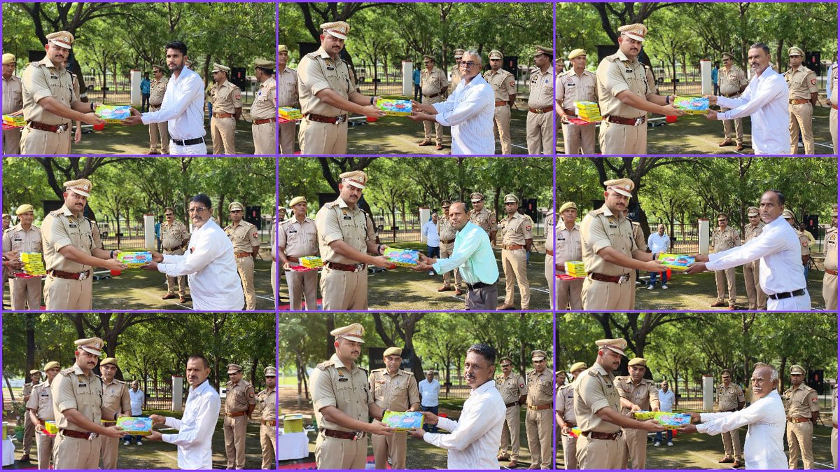 mahobapolice's tweet image. राष्ट्रपिता महात्मा गांधी एवं पूर्व प्रधानमंत्री लालबहादुर शास्त्री जी की जयंती के शुभ अवसर पर #SPMAHOBA श्री पलाश बंसल द्वारा दोनो महापुरुषों के चित्रों का अनावरण कर माल्यार्पण कर सलामी दी गई।
🇮🇳पुलिसकर्मियों को महापुरुषों के आदर्शों का उद्बोधन कर राष्ट्र की एकता/अखण्डता की शपथ…