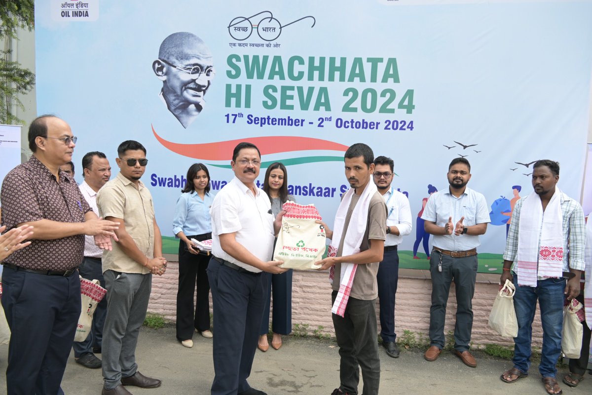 OilIndiaLimited's tweet photo. Celebrating the concluding day of #SwachhataHiSeva2024 on 2nd October 2024, OIL under CSR ceremoniously felicitated and distributed hygiene kits amongst the Safai Mitras, who had played a significant role in creating a cleaner and healthier environment.

#SwachhamevJayate #SHS2024 #SwabhavSwachhata #SanskaarSwachhata #OilIndiaLimited #OILCSR #OILCSRTouchingLives