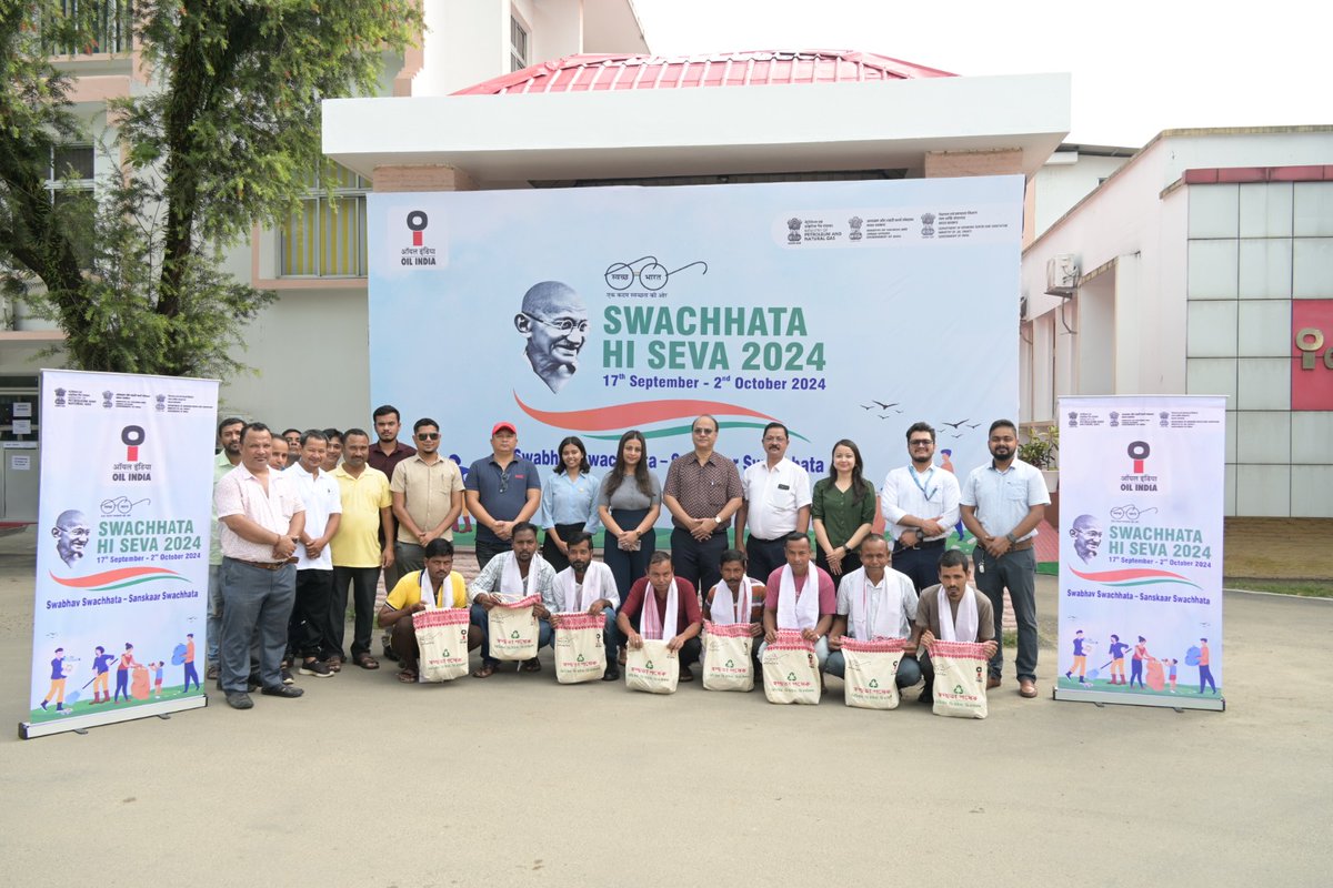 OilIndiaLimited's tweet photo. Celebrating the concluding day of #SwachhataHiSeva2024 on 2nd October 2024, OIL under CSR ceremoniously felicitated and distributed hygiene kits amongst the Safai Mitras, who had played a significant role in creating a cleaner and healthier environment.

#SwachhamevJayate #SHS2024 #SwabhavSwachhata #SanskaarSwachhata #OilIndiaLimited #OILCSR #OILCSRTouchingLives