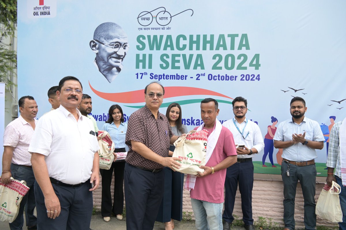 OilIndiaLimited's tweet photo. Celebrating the concluding day of #SwachhataHiSeva2024 on 2nd October 2024, OIL under CSR ceremoniously felicitated and distributed hygiene kits amongst the Safai Mitras, who had played a significant role in creating a cleaner and healthier environment.

#SwachhamevJayate #SHS2024 #SwabhavSwachhata #SanskaarSwachhata #OilIndiaLimited #OILCSR #OILCSRTouchingLives