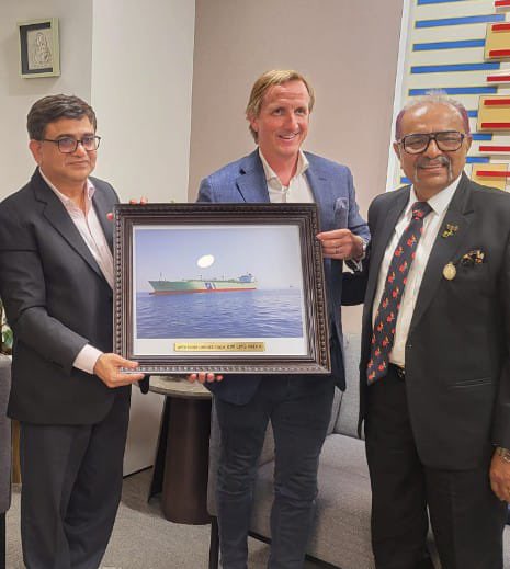 vikrob71's tweet image. @DirectorM_BPCL 
Kindly go through the paper news of DAINIK SAWERA on 1/October/2024 (copy attached).
What is the connection between CONFIDENCE GAS owner Mr.Nitin Khara and you ?
Also Media is reporting about leakage of Bharat Petroleum’s LPG customers personal data base …………