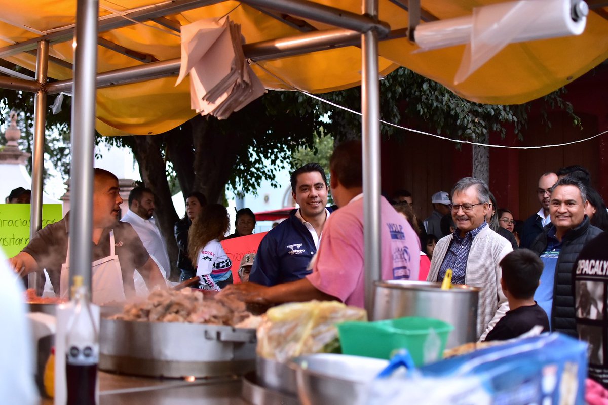 FeliFerMacias's tweet photo. Primer día de gobierno en Santa Rosa Jáuregui. Lo prometí y aquí estoy, vamos a trabajar para emparejar la cancha y mejorar la calidad de vida de las familias.

#QuerétaroConFuturo https://t.co/FLQj1R59BM