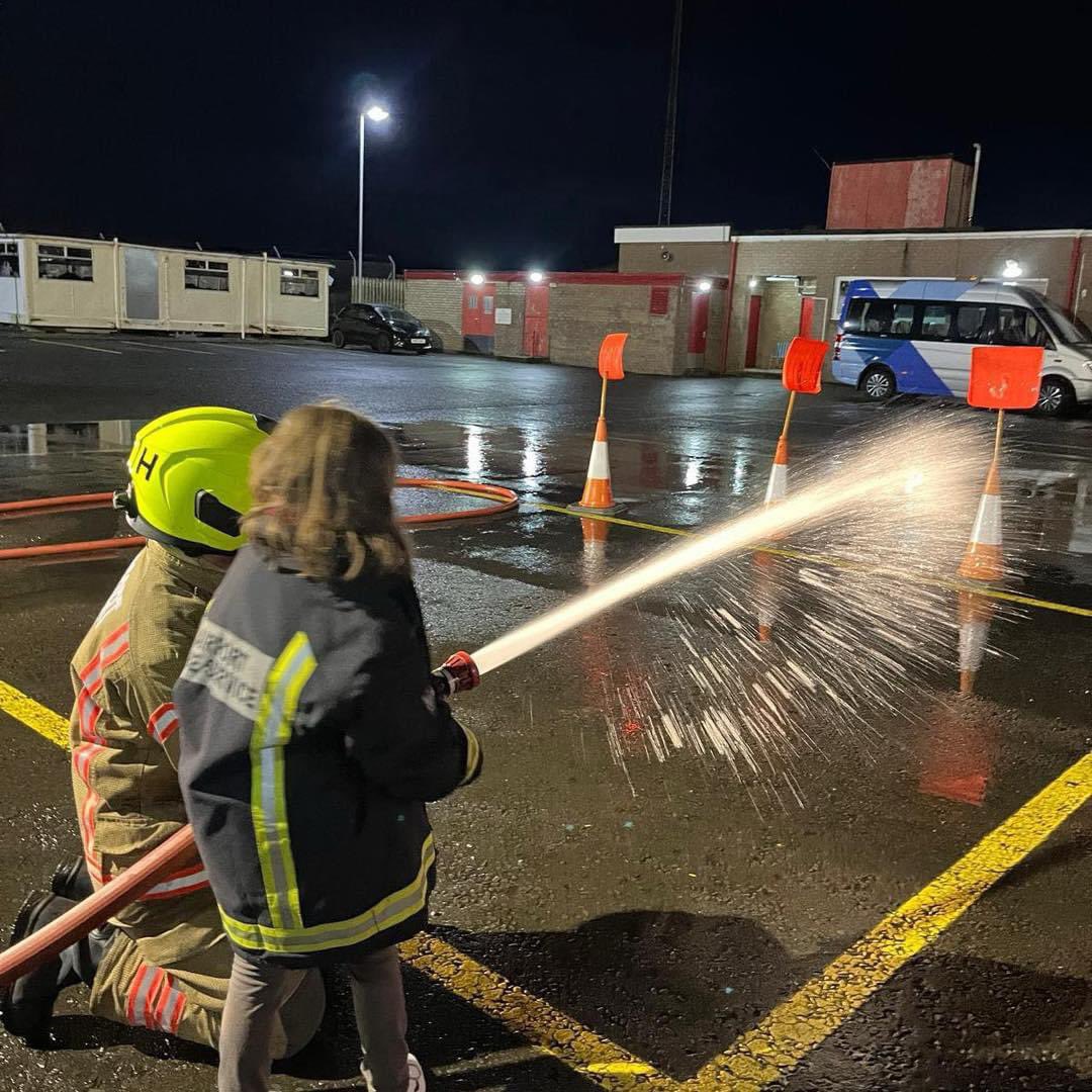 GGAyrshireSouth's tweet image. 4th Prestwick Brownies had a great time visiting the Prestwick Airport Fire Service this week! ๐๐ฉโ๐
The girls learned loads and had a great time! Thank you to staff for having them along ๐๐ป๐
#AyrshireSouth #Prestwick @GirlguidingScot #PrestwickAirport