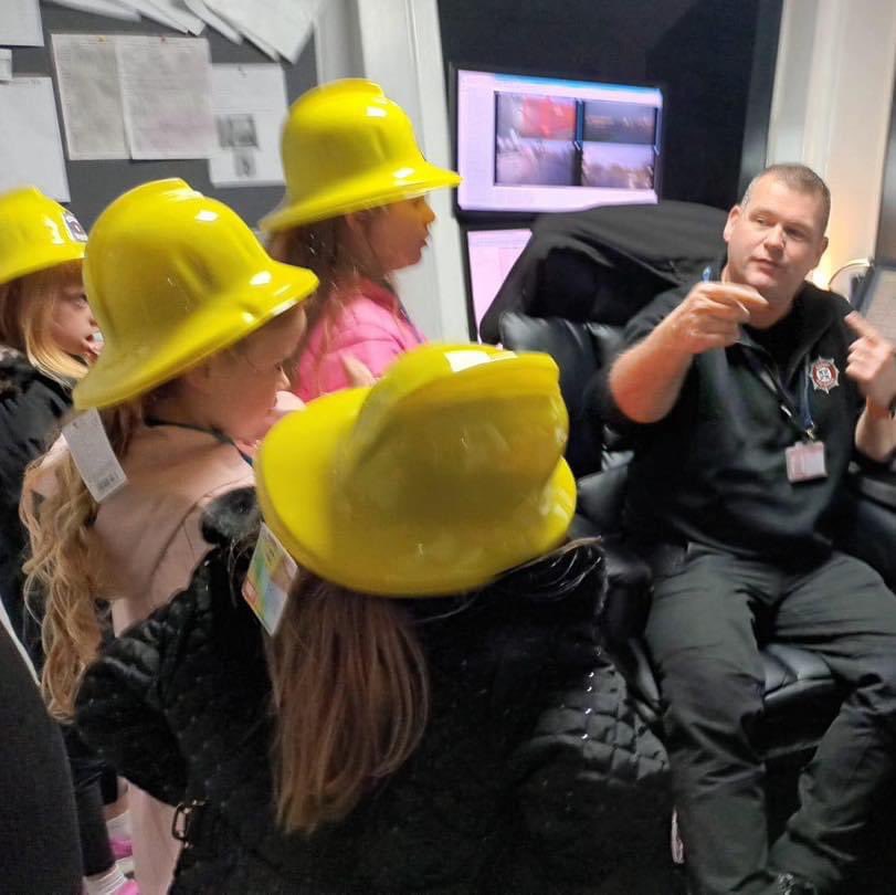 GGAyrshireSouth's tweet image. 4th Prestwick Brownies had a great time visiting the Prestwick Airport Fire Service this week! ๐๐ฉโ๐
The girls learned loads and had a great time! Thank you to staff for having them along ๐๐ป๐
#AyrshireSouth #Prestwick @GirlguidingScot #PrestwickAirport