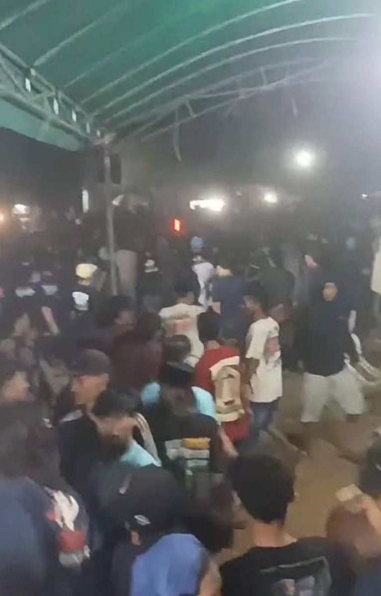 Kondisi hidup yang buruk

Penindasan pemerintah terhadap rakyat

Konflik agama atau etnis

Hasil pertandingan olahraga

Kesenjangan ekonomi

Pemaksaan kepentingan golongan tertentu 
 
Kerusuhan yang disertai dengan kekerasan dapat memecah belah masyarakat.