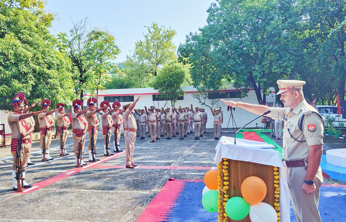 mahobapolice's tweet image. राष्ट्रपिता महात्मा गांधी एवं पूर्व प्रधानमंत्री लालबहादुर शास्त्री जी की जयंती के शुभ अवसर पर #SPMAHOBA श्री पलाश बंसल द्वारा दोनो महापुरुषों के चित्रों का अनावरण कर माल्यार्पण कर सलामी दी गई।
🇮🇳पुलिसकर्मियों को महापुरुषों के आदर्शों का उद्बोधन कर राष्ट्र की एकता/अखण्डता की शपथ…