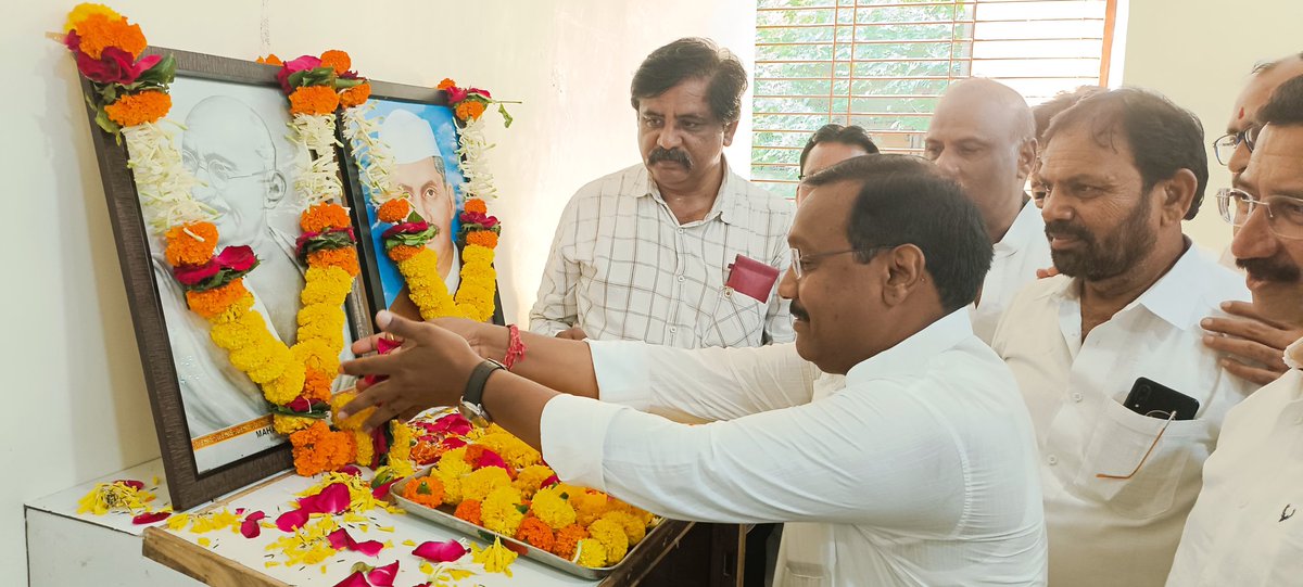 Kamleshwar_INC's tweet photo. अकोला महाराष्ट्र में आज राष्ट्रपिता महात्मा गांधी जी एवं पूर्व प्रधानमंत्री श्री लाल बहादुर शास्त्री जी की जन्म जयंती के उपलक्ष में जिला कांग्रेस कमेटी अकोला के स्वराज भवन दोनों महान विभूतियां की जन्म जयंती को हर्षोल्लाह के साथ मना कर उनके बताए रास्ते पर चलने का संकल्प लिया।
@RahulGandhi @kharge @priyankagandhi 
@incindia 
@kcvenugopalmp
@MukulWasnik 
@JitendraSAlwar 
@RandipSurjewala