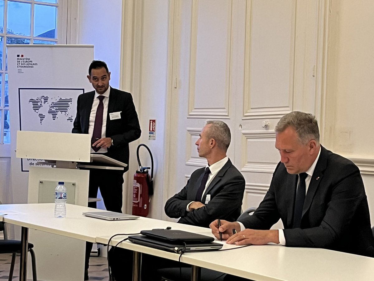 Jour 2️⃣ du séminaire consacré à différents RETEX de coopérants. 
Un partage de connaissances très utile pour nos bonnes pratiques entre <a href="/SecCivileFrance/">Sécurité Civile</a> <a href="/CoopSecuDefense/">DCSD🇫🇷</a> <a href="/AFD_France/">Agence Française de #Développement (AFD) 🇫🇷 🇪🇺</a> <a href="/expertisefrance/">Expertise France</a> 
Un bon cocktail à l’issue avec <a href="/rcol67/">Colcombet</a> et chef #TeamMREI !!
Équipe 🇫🇷 en action