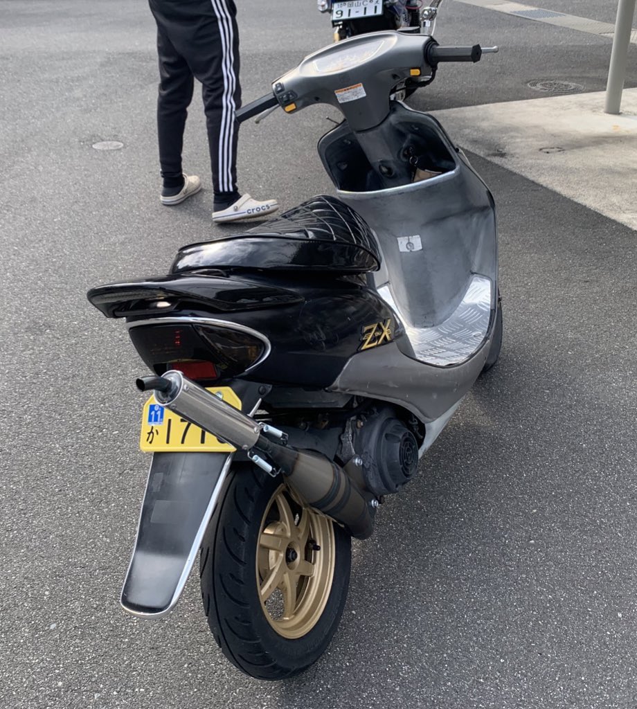 Rerq_'s tweet image. 歯科衛生士がこの原付と車で通勤すると覚えられるらしい

#2スト
#セルシオ