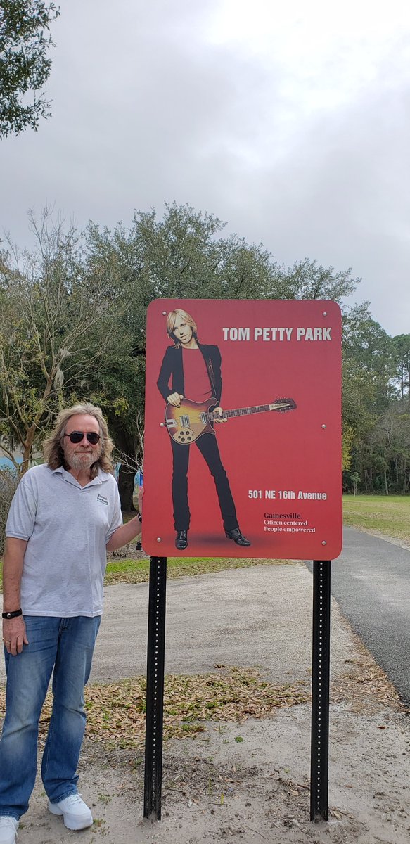dvesean's tweet photo. October 2 2017

Tom Petty d. at 66.
Accidental opioid OD.
He had been touring &amp; performing w/a broken hip.

He Was A Warrior.

TP went to the same HS in 
Gainesville FL that
Stephen Stills, Don Felder &amp; Bernie
Leadon also attended!

We've visited Tom Petty Park in Gainesville. https://t.co/Sl44AzjApn