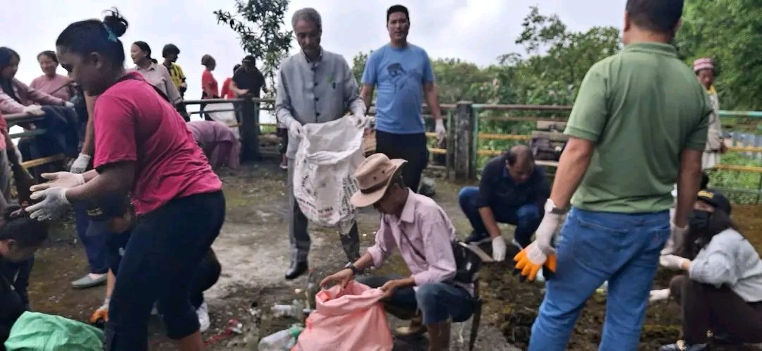 airnews_gangtok's tweet photo. "Sikkim's 44-Damthang GPU leads by example! Mass cleanliness drive at Chemchey unites Zilla Panchayat, Gram Panchayat members, locals & GPK staff under #SwachhataHiSeva. Inspiring community-driven cleanliness initiatives! #SHS2024 #SBD2024 #CleanSikkim" https://t.co/uGR7hBo0rc