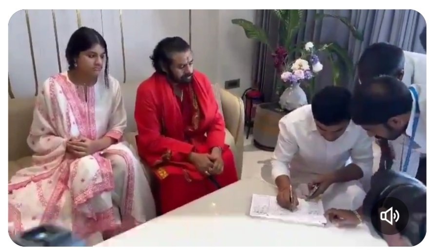 YSJ_TELANGANA's tweet photo. సనాతన ధర్మ పరి రక్షకుడు అన్నారు....
Declaration form మీద సంతకం పెట్టి, నేను హిందువునే కాదు అని వాడే ఒప్పుకున్నాడు...
@JanaSenaParty పిల్ల సేనలు..
@BJP4Andhra బత్తాయిలు...
@JaiTDP పచ్చ హమాస్..
@HinduITCell పసుపు ముసుగు హిందూ...
అందరూ పోయి #AAMG
#PawalaShouldApologizeToHindus https://t.co/W697lsF6ww