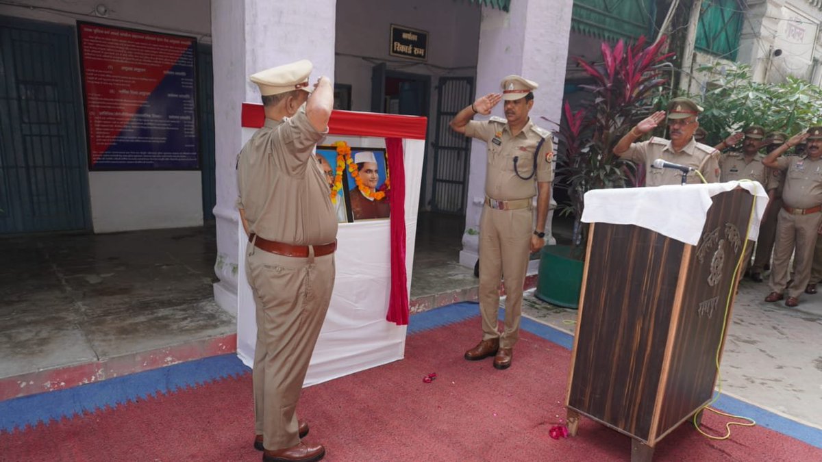 rampurpolice's tweet photo. #अपर_पुलिस_अधीक्षक द्वारा कार्यालय परिसर में राष्ट्रपिता #महात्मा_गांधी_जी व #लाल_बहादुर_शास्त्री_जी की जयंती के अवसर पर इन महापुरूषों के चित्रों पर माल्यार्पण कर पुलिस कर्मियों को शपथ दिलाई गई एवं उनके आदर्शों, सिद्धान्तो व सद्विचारो को अपनाने के लिए प्रेरित किया।
#UPPolice https://t.co/Qs9xaN9v1r