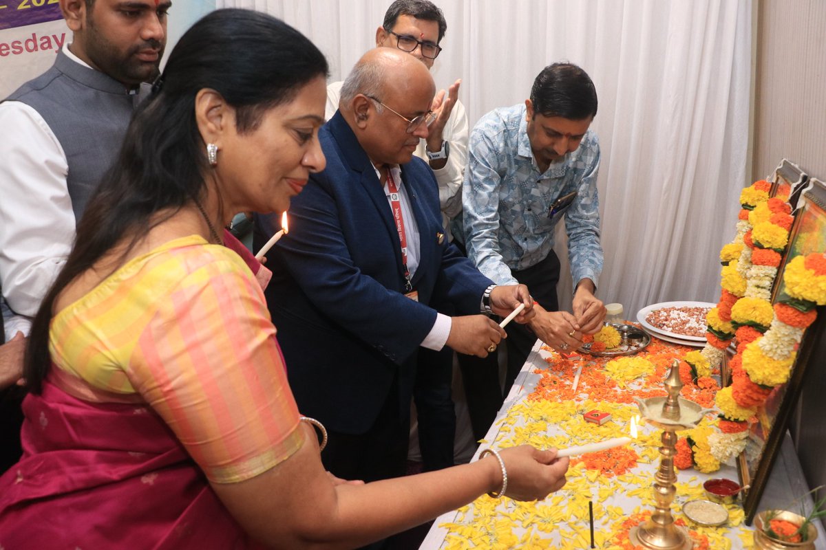 Connectgeeta's tweet photo. आज भारत विकास परिषद के माध्यम से माहेश्वरी भवन, भाईंदर पश्चिम में राष्ट्रीय समूहगान और भारत को जानो प्रतियोगिता का आयोजन किया गया था। इस आयोजन में उपस्थित रहकर आयोजकों को शुभकामनाएं दी और सभी से संवाद साधा।
#mirabhayandar #connectgeeta #Bharat #BharatVikasParishad #groupsong #together #organization