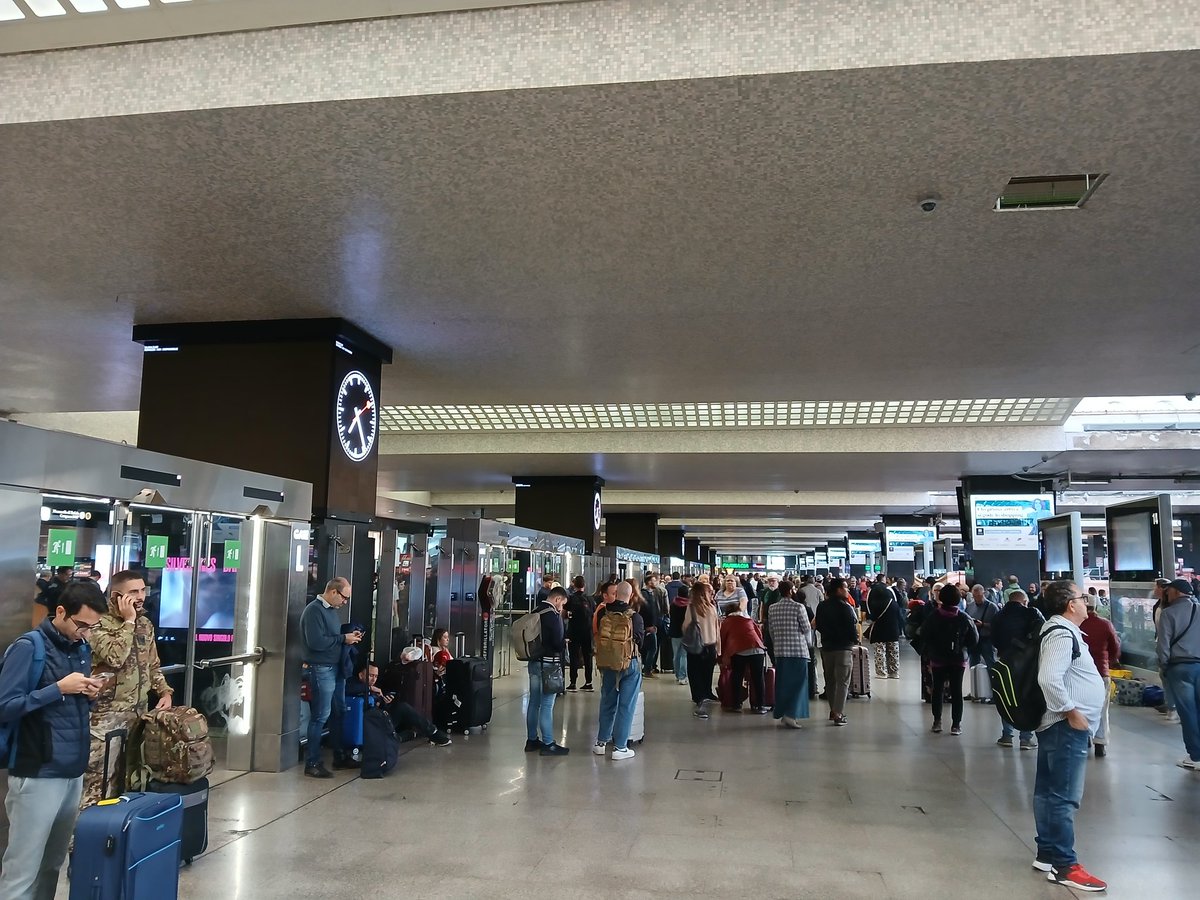 MFerraglioni's tweet image. Caos alla stazione Termini, blackout ai monitor, passeggeri in confusione. A questo si aggiunge anche un guasto alla circolazione. 
#RomaTermini #Termini #Trenitalia