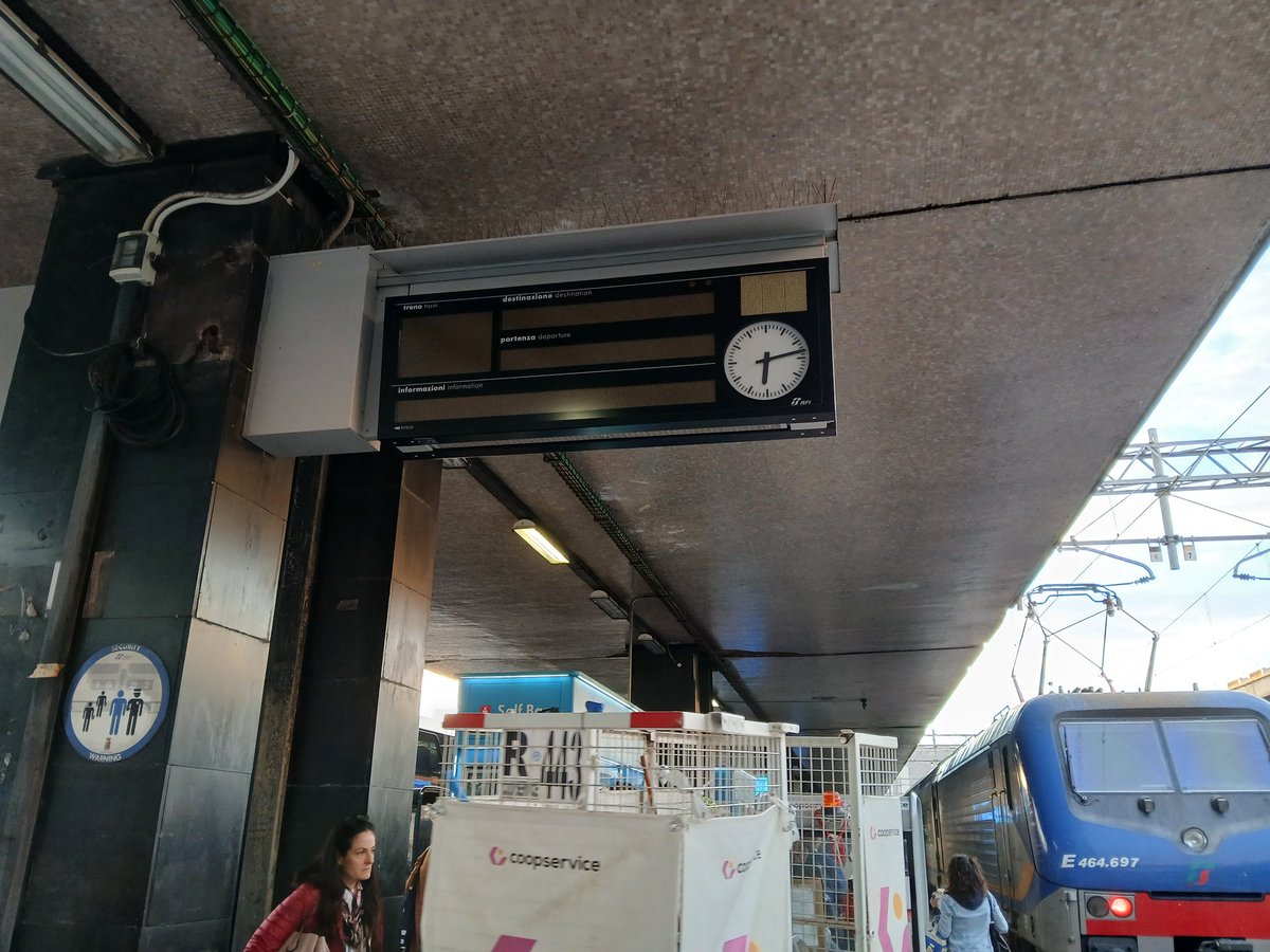 MFerraglioni's tweet image. Caos alla stazione Termini, blackout ai monitor, passeggeri in confusione. A questo si aggiunge anche un guasto alla circolazione. 
#RomaTermini #Termini #Trenitalia