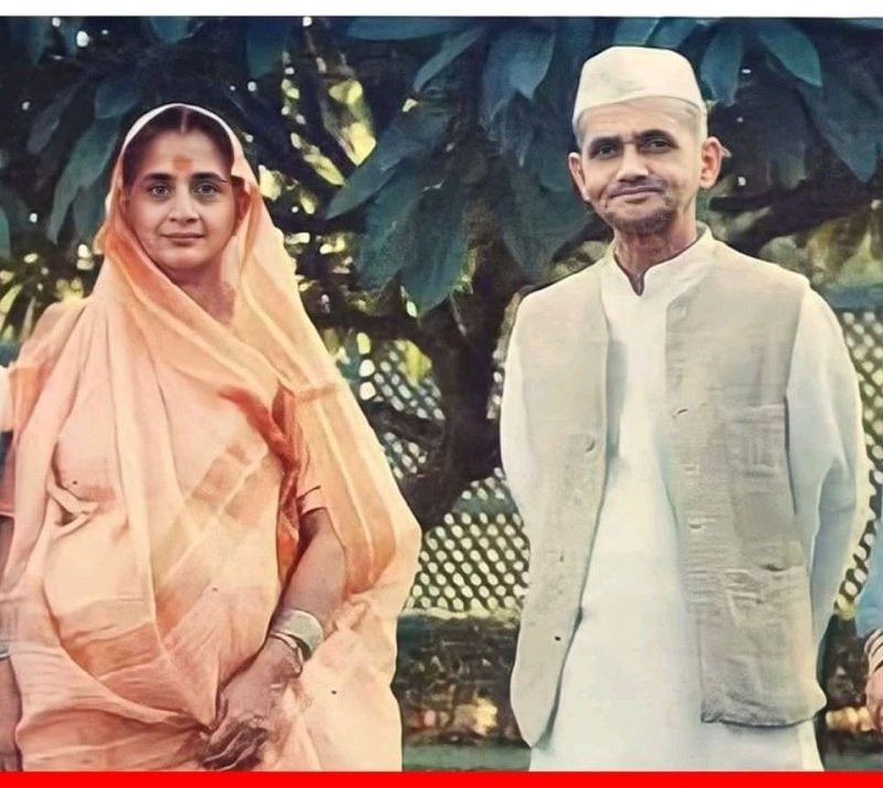 LakhsinghModran's tweet image. सलमान ख़ान शाहरूख खान को लाखों लाइक करने वाले देखते हे 
जय जवान जय किसान का नारा लगाने वाले सभी के ह्रदय में बसने वाले पूर्व प्रधानमंत्री की जोड़ी को कौन कौन लाइक करता हे..?

महापुरुष लाल बहादुर शास्त्री जयंती 🚩🙏