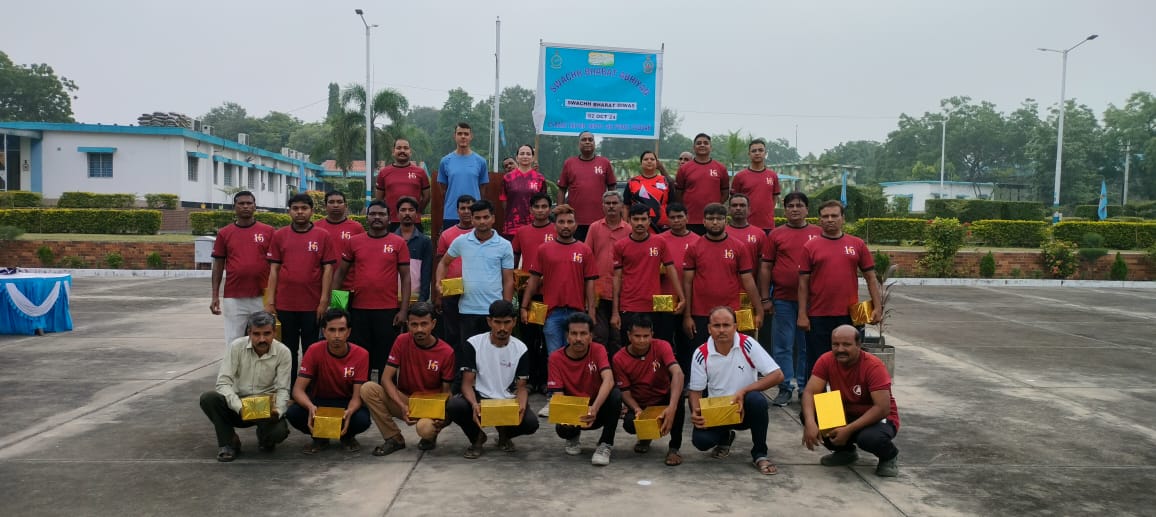 PRODefNgp's tweet photo. Air Warriors of 15 BRD, AF took Swachhta pledge &amp;  undertook cleanliness drive in surrounding areas on the occasion of #SwachhtaDivas.

#SwachhataMitras were felicitated for their efforts &amp; dedication towards keeping the environment clean.

#SBD2024  
#SHS2024

@IAF_MCC @MC_IAF https://t.co/1uOPJSKpQ8