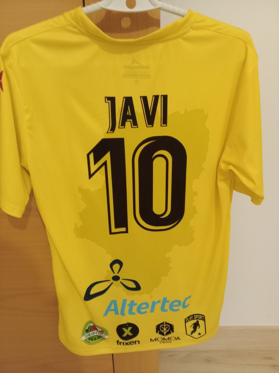 Ya tenemos la equipación oficial del C. D. UPRA para la primera temporada de nuestra historia.
Las barras y la silueta de Aragón con  el escudo en marca de agua en la parte inferior. 
A la venta por 35€, nombre y número incluido si se desea.
SOMOS UPRA ❤️💛