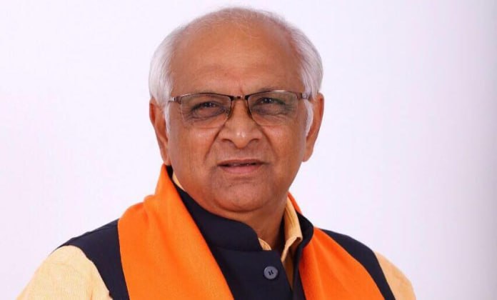 NiranjanMeena25's tweet photo. #CCE_result_according_GPSC : आखिर मोदी जी के गुजरात में चल क्या रहा है बेरोजगार युवा सड़क पर लाठियां खाने को मजबूर है लेकिन भूपेन्द्र भाई पटेल सरकार को कोई फर्क नहीं पड़ रहा है  

वहीं बताया जा रहा है कि जो जिम्मेदार अधिकारी है वो रिजल्ट आने के 10 दिन बाद भी बेरोजगार युवाओं से मिलने को तैयार नहीं!

मिले तो बताया जा रहा है कि अधिकारी ने उत्तर दिया कि यदि अधिक अभ्यर्थी उत्तीर्ण होंगे तो अधिक कागजात जाँचने पड़ेंगे! गजब का लॉजिक बताएं अधिकारियों ने शर्म आनी चाहिए ऐसे अधिकारियों को 

सरकार को जवाब देना चाहिए कि यदि बेरोजगार युवाओं की बात को नहीं सुना जाए तो क्या बेरोजगार युवा चाय की दुकान खोलें या पकौड़ा बेचे ! #CCE #CCE_result_according_GPSC