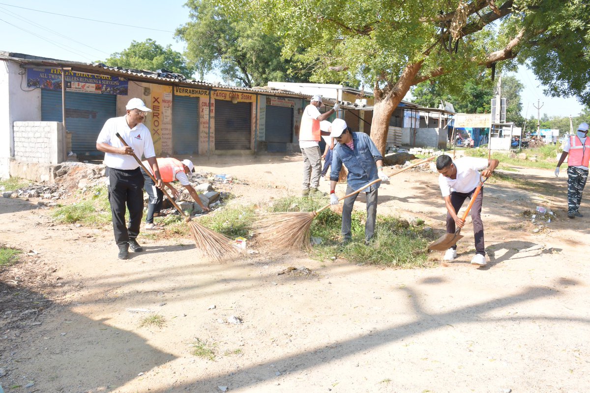 DIGP GC RRY (@digpgc) on Twitter photo On the occasion of SwachhBharatDiwas, <a href="/DigpGc/">DIGP GC RRY</a> organised a Shram Daan, engaging local citizens in a collective effort towards cleanliness. Mr Krishna Sai, Telugu Actor felicitated our dedicated Safai Karamcharis, whose relentless service keeps our communities clean.
#SHS2024 On the occasion of SwachhBharatDiwas, <a href="/DigpGc/">DIGP GC RRY</a> organised a Shram Daan, engaging local citizens in a collective effort towards cleanliness. Mr Krishna Sai, Telugu Actor felicitated our dedicated Safai Karamcharis, whose relentless service keeps our communities clean.
#SHS2024